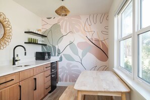 Deluxe dubbelrum - pentry - utsikt mot innergården | Eget pentry | Mikrovågsugn och kaffe- och tebryggare