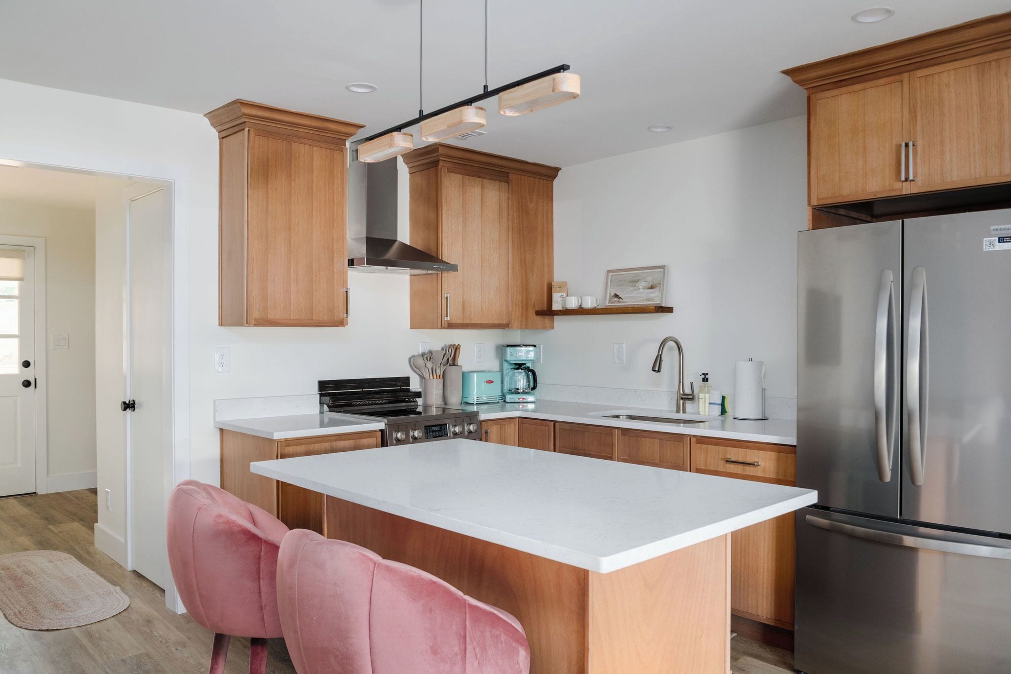 Luksushuoneisto, useita sänkyjä, keittiö, näköala pihalle | Yksityinen keittiö | Mikroaaltouuni, kahvin-/teenkeitin