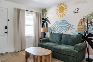 家庭公寓, 1 張特大雙人床和 1 張沙發床, 廚房, 庭園景觀 | 起居區 | 50-吋智慧型電視，提供數位頻道