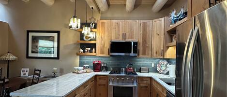 Refrigerador, microondas, horno y parrilla de estufa