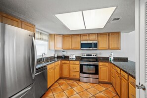 冷蔵庫、電子レンジ、食器洗い機、コーヒー / ティーメーカー