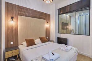 Lägenhet | Arbetsyta för laptop, strykjärn/strykbräda och sängkläder