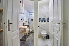 Apartamento | Banheiro | Secador de cabelo, toalhas de banho, sabonete, shampoo