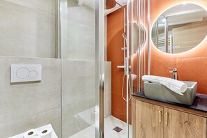 Apartment | Bathroom | Hair dryer, soap, shampoo