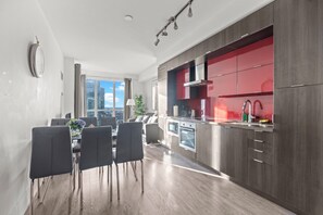 Fridge, microwave, oven, stovetop - GLOBALSTAY 1 Bedroom & Den condo Bird's Eye View in DT (Toronto/Canada)