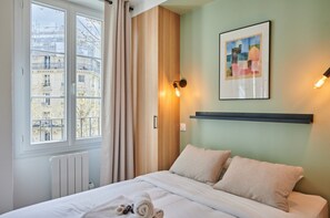 Espacio para trabajar con laptop y tabla de planchar con plancha