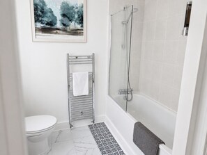Douche, séchoir à cheveux, serviettes fournies