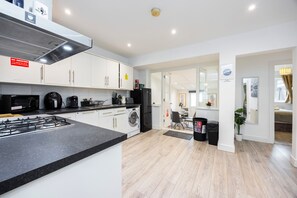 Fridge, microwave, oven, dishwasher - Dartford DA1 - Attractive 2 Bed 2 Bath En-Suite Bungalow - (Dartford)