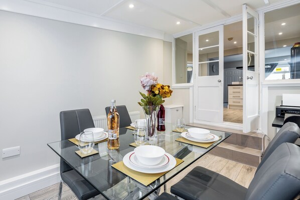 Dining - Dartford DA1 - Attractive 2 Bed 2 Bath En-Suite Bungalow - (Dartford)