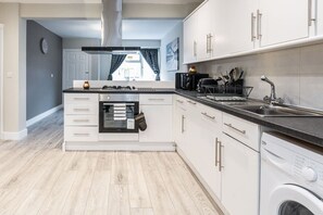 Frigorífico, microondas, horno y placa de cocina