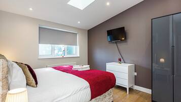 2 bedrooms, iron/ironing board, WiFi