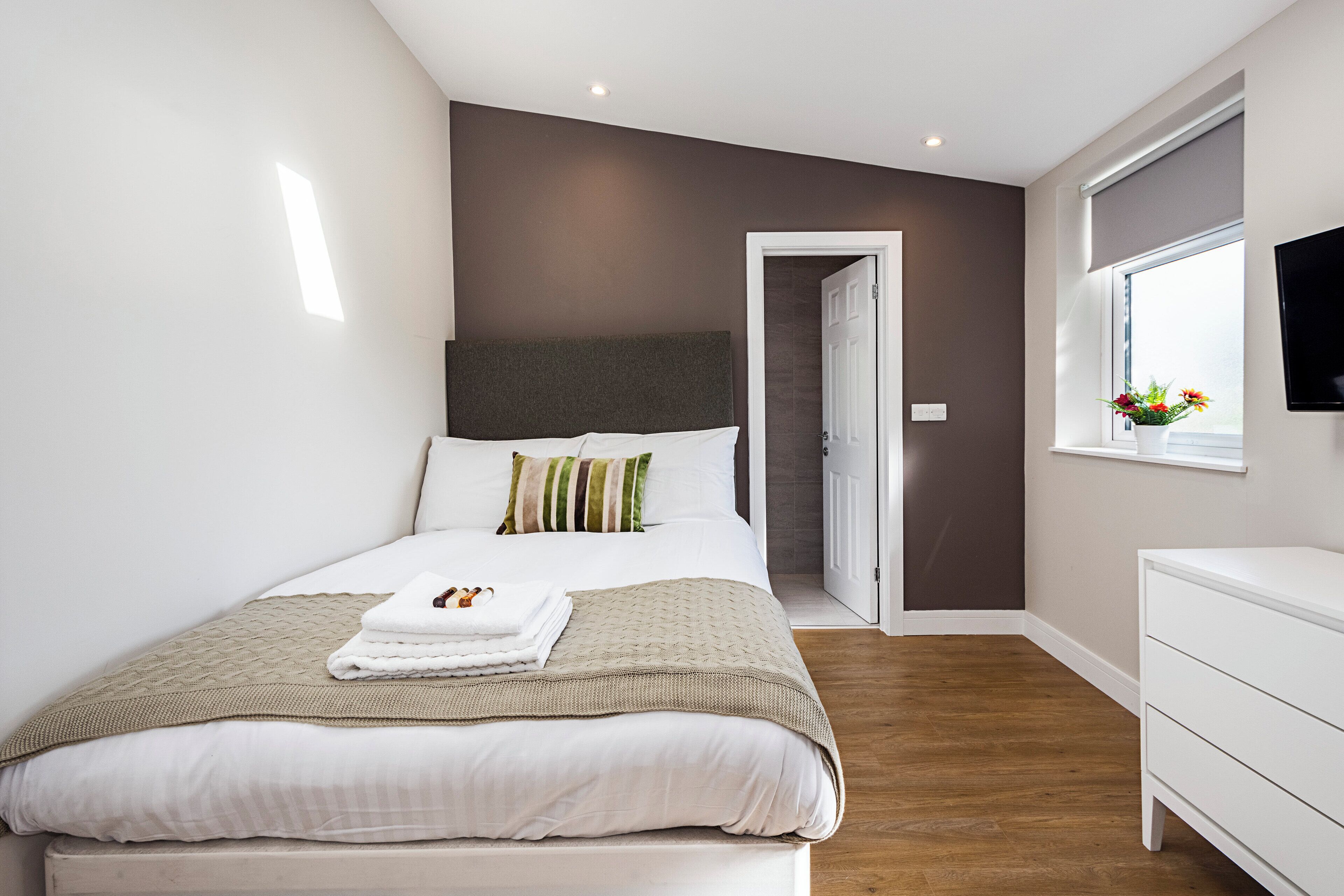 2 bedrooms, iron/ironing board, WiFi