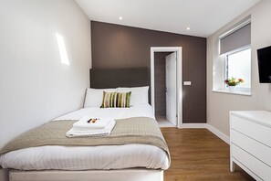 2 bedrooms, iron/ironing board, WiFi