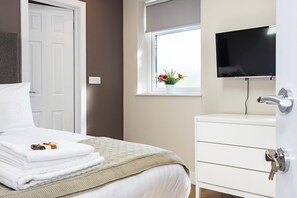 2 bedrooms, iron/ironing board, WiFi, bed sheets