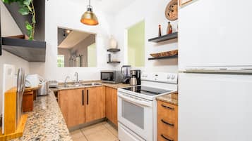 Casa | Cozinha privada | Geladeira grande, micro-ondas, fogão, cooktop