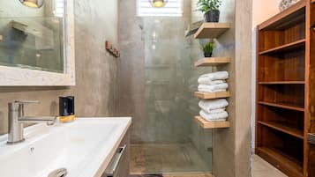 House | Bathroom | Shower, hair dryer, towels, soap