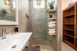 Casa | Baño | Regadera, secadora de cabello, toallas, jabón 