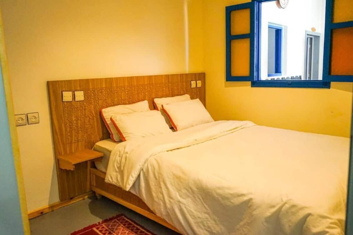 Espacio para trabajar con laptop y wifi gratis