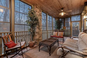 Smart-tv, een open haard, tafelvoetbal en boeken