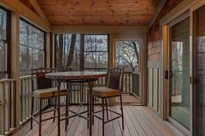 Dining - Lodge Retreat w Hot Tub,Firepit,Foosball,BBQ&POOL (New Buffalo)