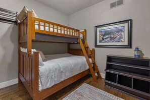 4 bedrooms, desk, iron/ironing board, travel crib