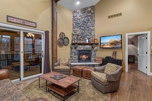 Smart TV, chimenea, futbolito y libros 