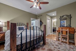 4 soveværelser, skrivebord, strygejern/strygebræt, weekendseng