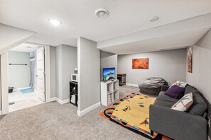 3 bedrooms, desk, iron/ironing board, travel crib