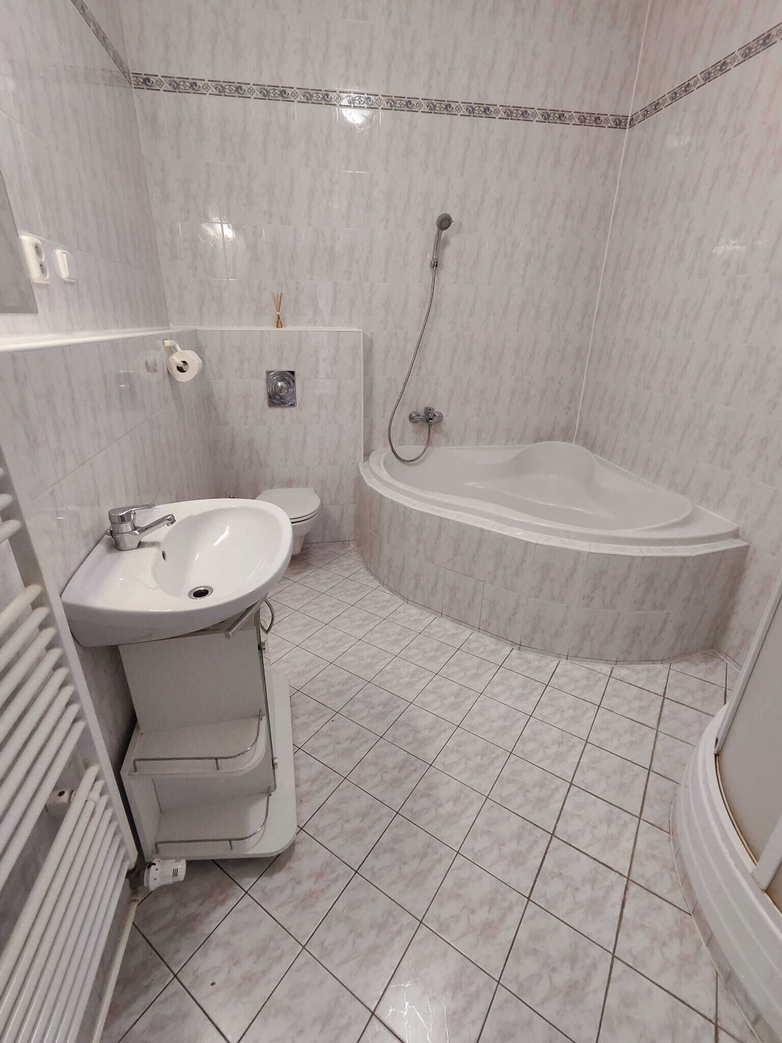 Regadera, toallas, papel de baño 