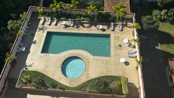 Piscina externa, funciona das 10h às 20h, guarda-sóis, espreguiçadeiras