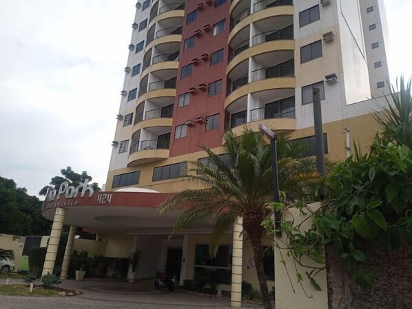 Vista frontal de la propiedad