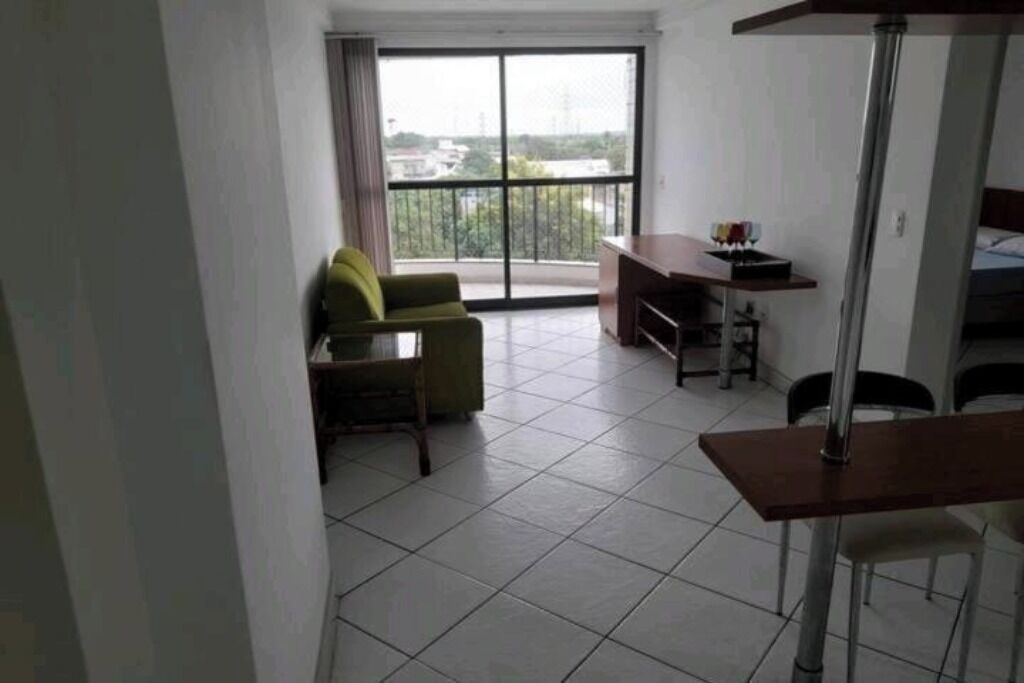 Apartamento básico, vista para a cidade | Área de estar | Smart TV 32 polegadas com canais via satélite