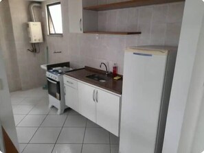 Basic Apartment, City View | Private kitchen | Fridge, oven, cookware/dishes/utensils