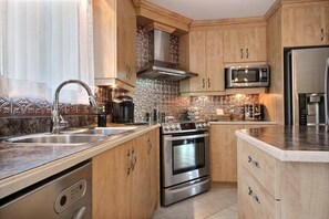 ثلاجة، ميكروويف، فرن، موقد طهي مسطح