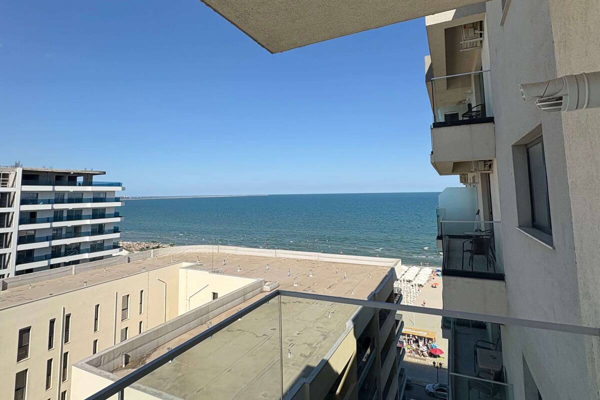 Un immeuble de grande hauteur offrant une vue sur la plage et l’océan.