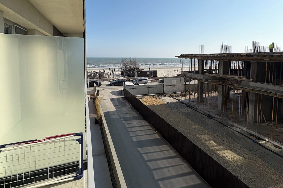 Un chantier de construction avec vue sur la mer.