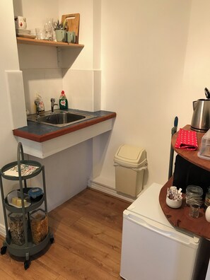 Fridge, microwave, coffee/tea maker, electric kettle - Comfy Annexe  near Croagh Patrick with sea views
  (Murrisk)