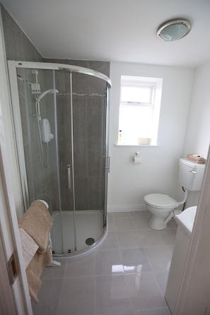 Dusche, Haartrockner, Handtücher, Seife