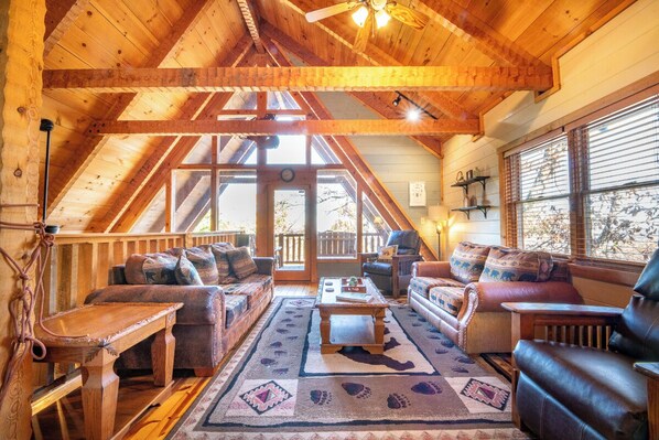 TV, caminetto, libri