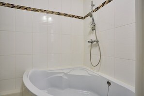 Casa | Bagno | Asciugacapelli, asciugamani, sapone, carta igienica