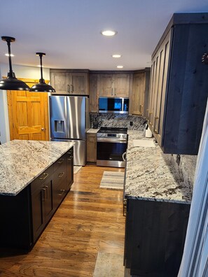 Fridge, microwave, oven, stovetop - Jensen Cabin Island Park (Island Park)