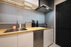 Fridge, microwave, stovetop, dishwasher - Real Life Iidabashi 1-bedroom luxe 3mins to subway (Tokyo)