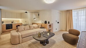Ein modernes Wohnzimmer mit einer Couch, einem Couchtisch und einem Essbereich.