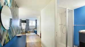 A modern bathroom with a shower, a sink, and a mirror. - Sublime and new Apartment Le Marais / Beaubourg (Paris)