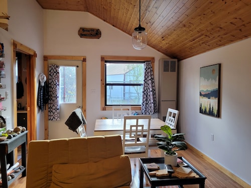 Charming 1-bedroom cabin, quiet neighborhood in Grand Marais, pet friendly
