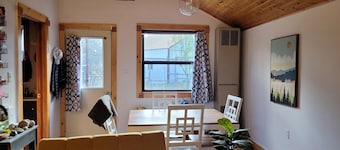 Charming 1-bedroom cabin, quiet neighborhood in Grand Marais, pet friendly