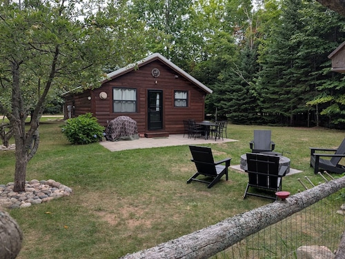 Charming 1-bedroom cabin, quiet neighborhood in Grand Marais, pet friendly