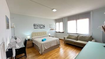 Comfort tweepersoonskamer, gemeenschappelijke badkamer | Een strijkplank/strijkijzer, gratis wifi, beddengoed