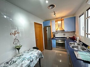 Réfrigérateur, micro-ondes, plaque de cuisson, bouilloire électrique