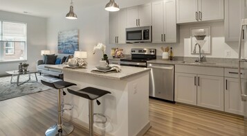 Basic Apartment | Private kitchen | Fridge, microwave, oven, stovetop